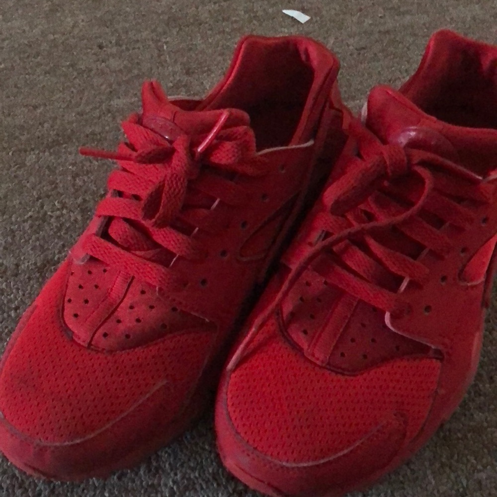 Used red Nike huarachees